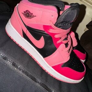 Air Jordan 1 Mid GS 'Coral Chalk'